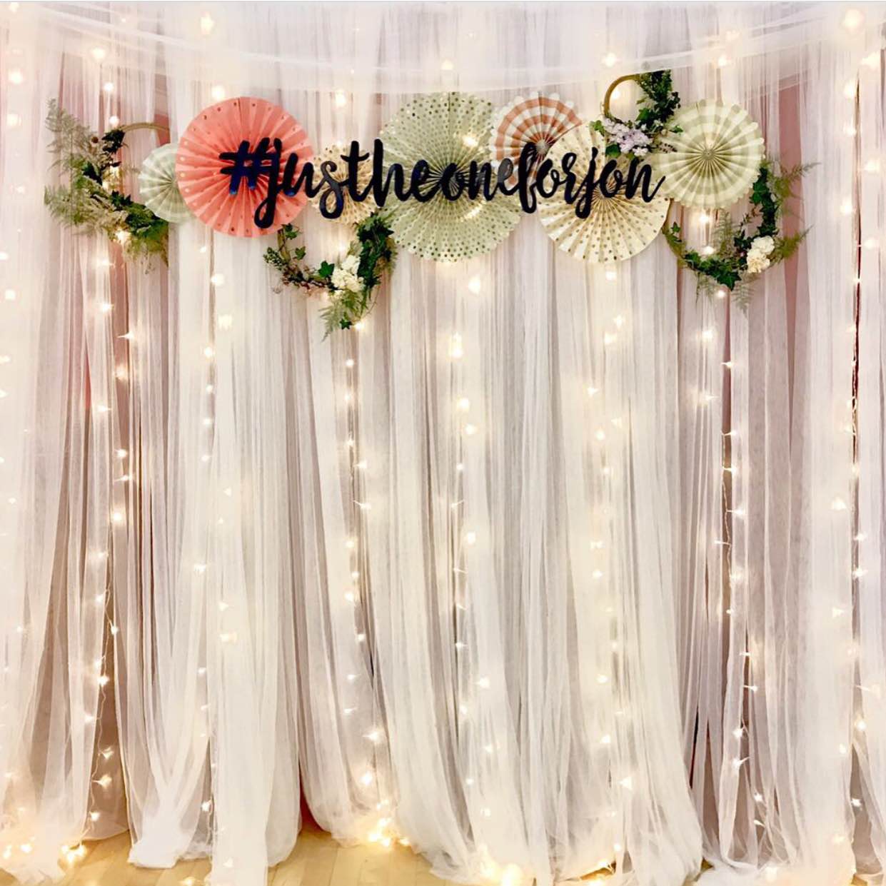 White tulle backdrop in different styles - propsandcrafts - Dayre